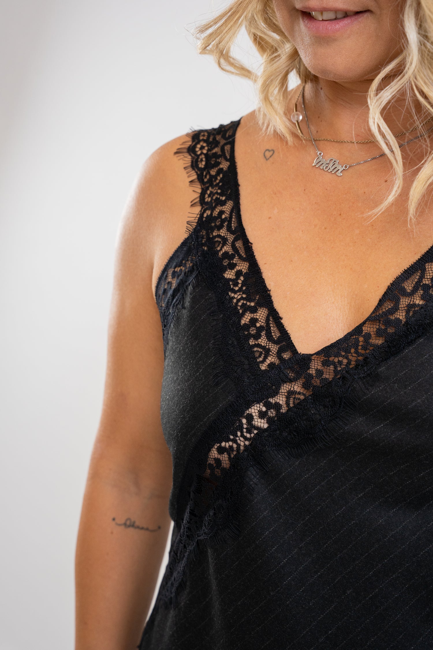 Črna oblekica s čipko