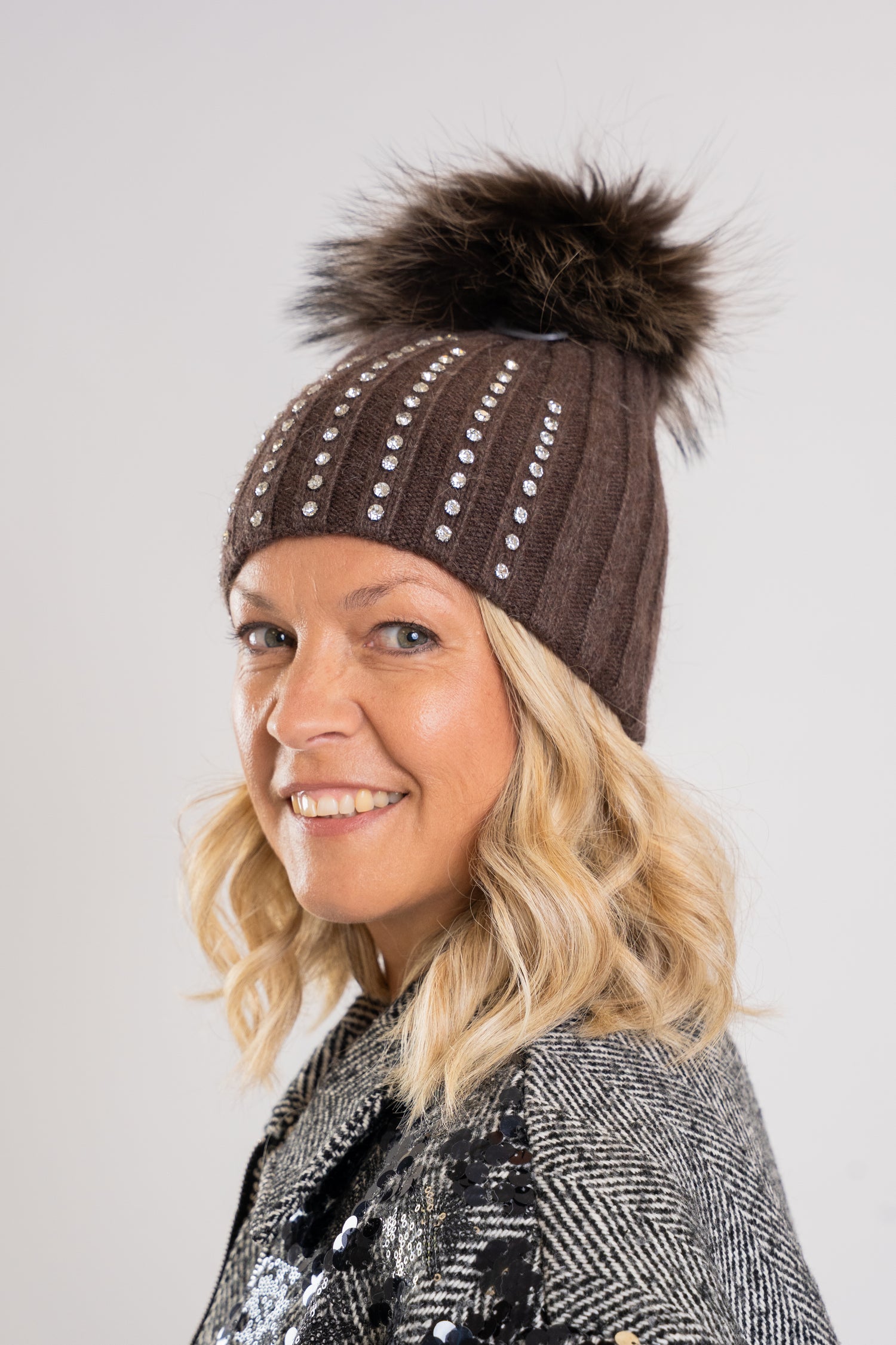 Kapa s cofom - čokoladno rjava