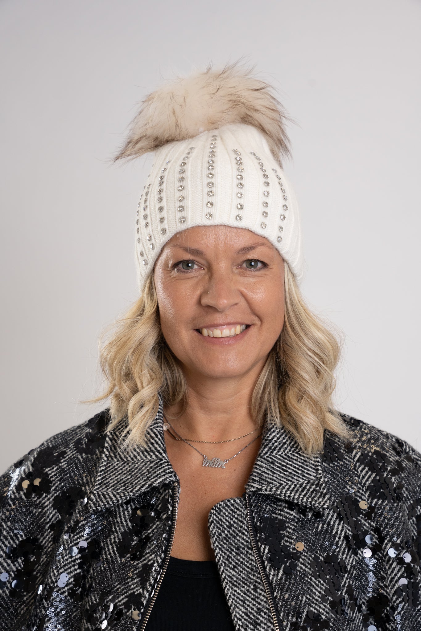 Kapa s cofom - bela – Loomé fashion boutique
